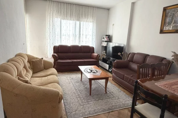 Shtepi ne shitje Apartament ne Tirane, 1+1, Mobilimi Pjeserisht e mobiluar, Pagesa 100,000  Euro.