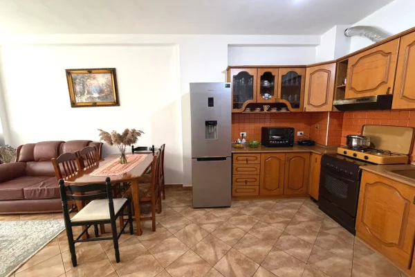 Shtepi ne shitje Apartament ne Tirane, 1+1, Mobilimi Pjeserisht e mobiluar, Pagesa 100,000  Euro.