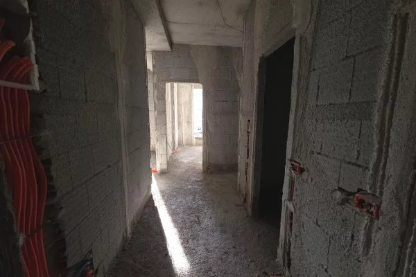 Shtepi ne shitje Apartament ne Tirane, 2+1, Mobilimi Bosh, pa mobiluar, Pagesa 146,000  Euro.