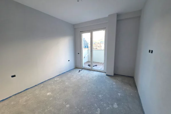 Shtepi ne shitje Apartament ne Tirane, 2+1, Mobilimi Bosh, pa mobiluar, Pagesa 176,000  Euro.