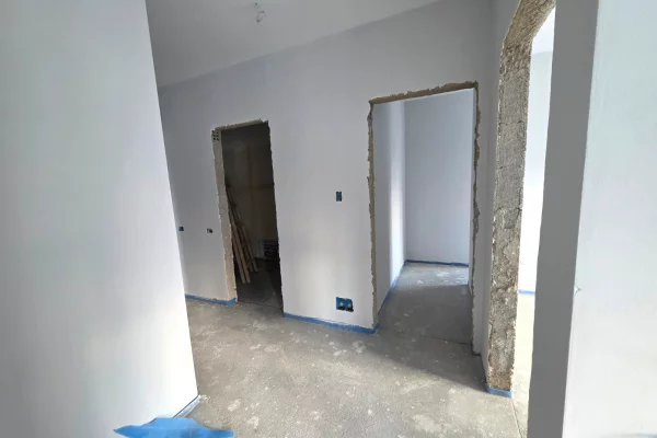 Shtepi ne shitje Apartament ne Tirane, 2+1, Mobilimi Bosh, pa mobiluar, Pagesa 176,000  Euro.