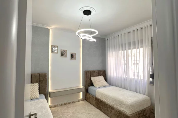 Shtepi ne shitje Apartament ne Tirane, 2+1, Mobilimi E mobiluar, Pagesa 168,000  Euro.