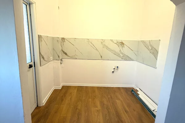 Shtepi ne shitje Apartament ne Tirane, 1+1, Mobilimi Bosh, pa mobiluar, Pagesa 95,000  Euro.
