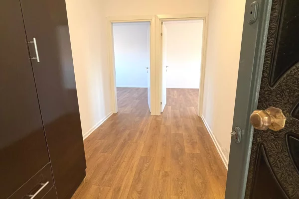 Shtepi ne shitje Apartament ne Tirane, 1+1, Mobilimi Bosh, pa mobiluar, Pagesa 95,000  Euro.