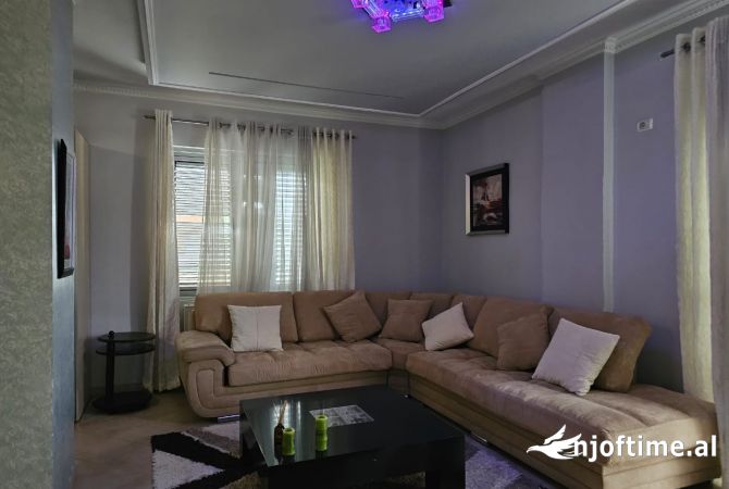 Tek Rezidenca Kodra e Diellit 1 jepet me qera apartament 2+1 + Parkim !