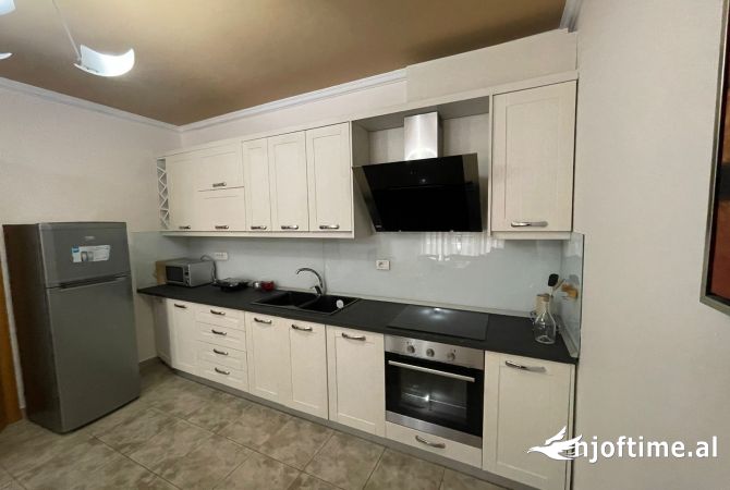 Shtepi me qera Apartament ne Tirane, 2+1, Mobilimi Pjeserisht e mobiluar, Pagesa 900  Euro.