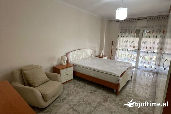 Shtepi me qera Apartament ne Tirane, 2+1, Mobilimi Pjeserisht e mobiluar, Pagesa 900  Euro.