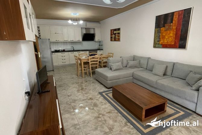 Disponojm Apartament me Qera 2+1+2+ Garazh,Rruga e Elbasanit 900 Euro.