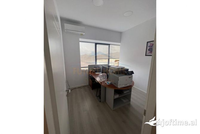 Ambiente Commerciale in Vendita 4+1 a Tirana - 600,000 Euro