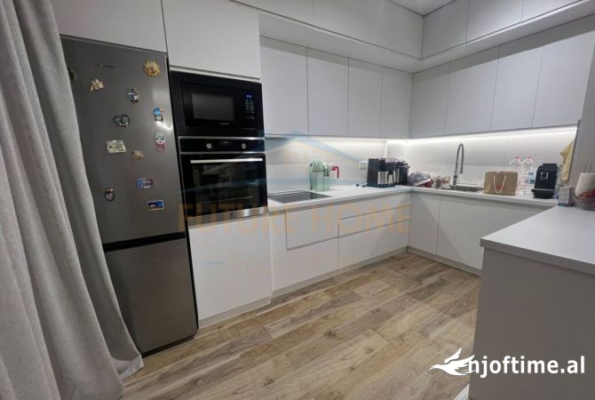 Shitet, Apartament 2+1+2, Zogu i Zi, Tiranë 215,000 €