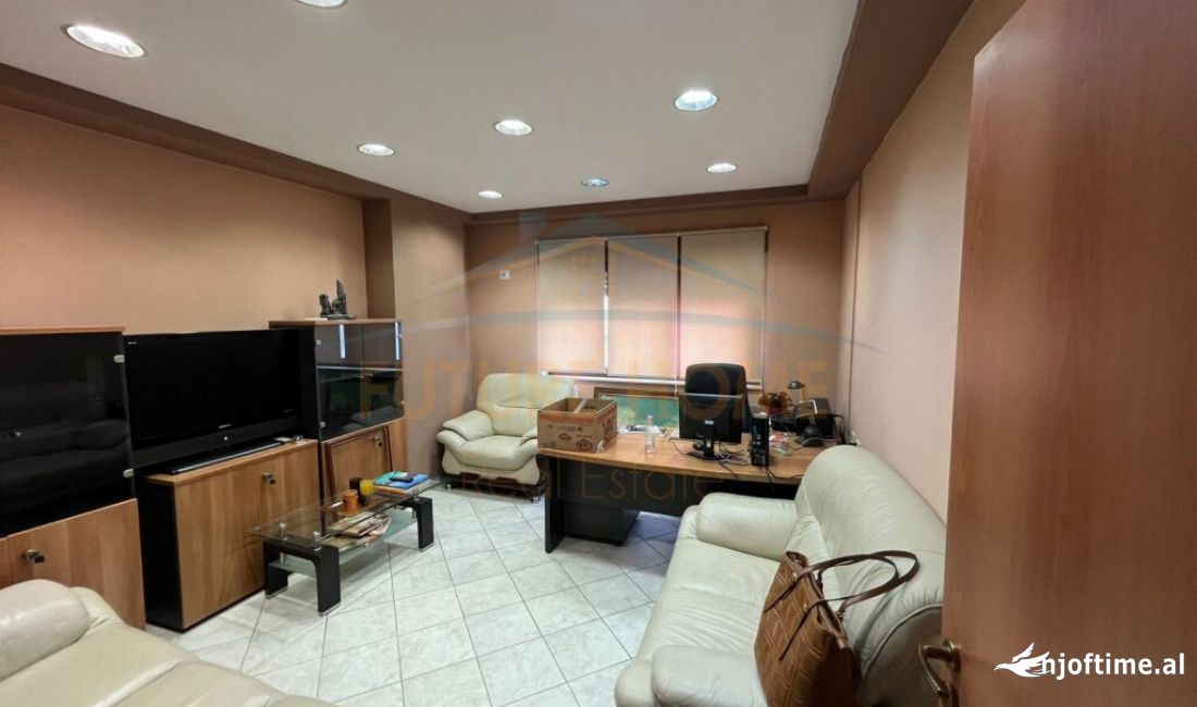 Appartamento in vendita a Tirana 3+1, SemiArredato