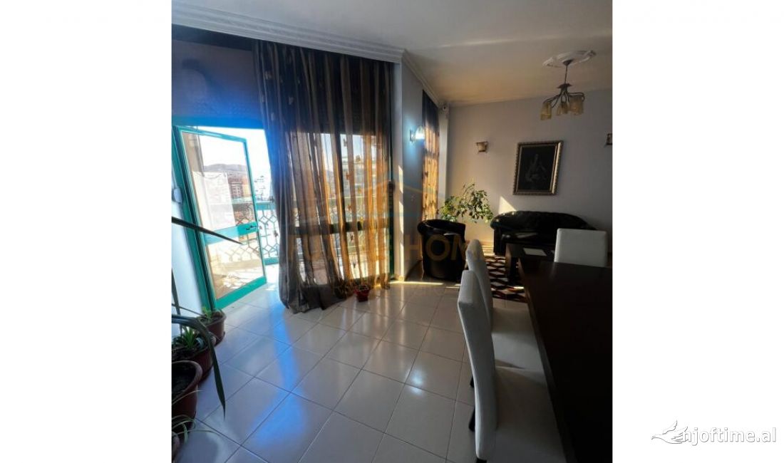 Appartamento in vendita a Tirana 2+1, SemiArredato
