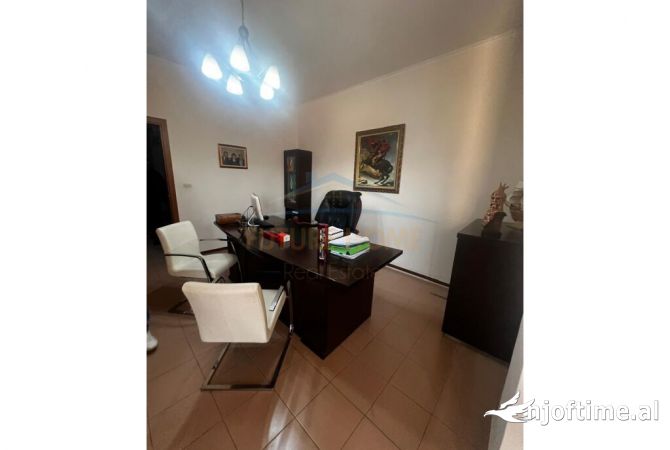 Appartamento in vendita a Tirana 2+1, SemiArredato