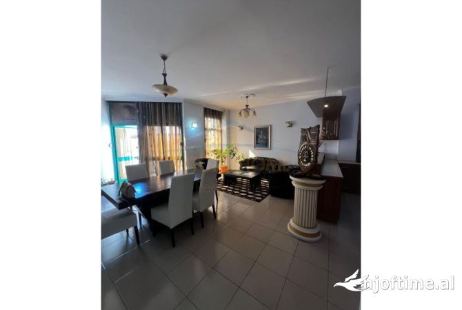 Appartamento in vendita a Tirana 2+1, SemiArredato
