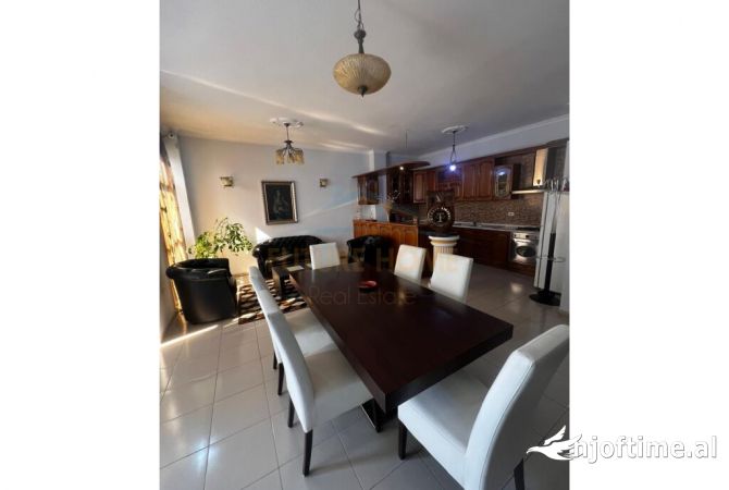 Appartamento in vendita a Tirana 2+1, SemiArredato