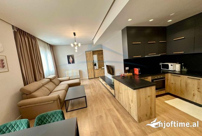 Shiten 3 apartamente 1+1+2 Poste Parkimi, Rruga e Barrikadave, Qender. 1,060,000 €