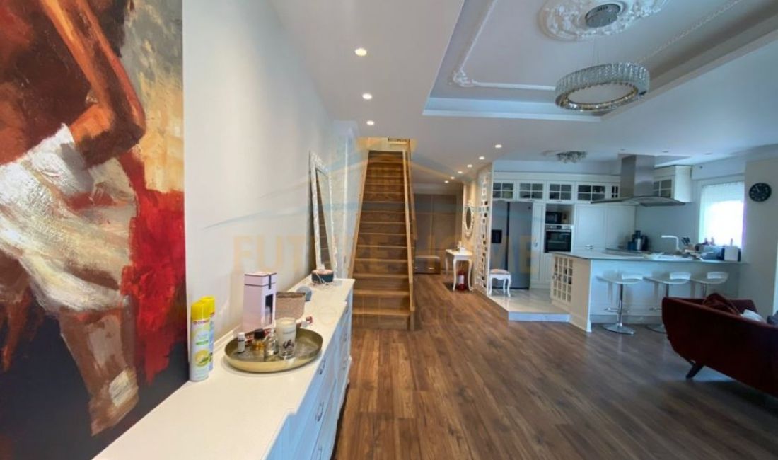 Shtepi ne shitje Duplex(shtepi me 2 kate) ne Tirane, 2+1, Mobilimi E mobiluar, Pagesa 561,000  Euro.