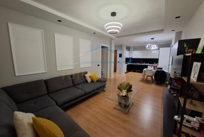 Shtepi me qera Apartament ne Tirane, 2+1, Mobilimi E mobiluar, Pagesa 800  Euro.