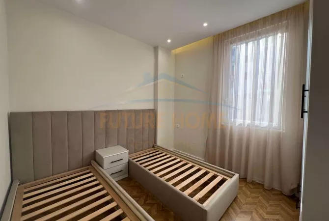 Shtepi ne shitje Apartament ne Tirane, 2+1, Mobilimi Pjeserisht e mobiluar, Pagesa 125,000  Euro.