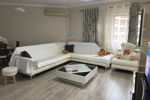 Shtepi ne shitje Apartament ne Tirane, 2+1, Mobilimi E mobiluar, Pagesa 250,000  Euro.