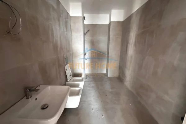 Shtepi ne shitje Apartament ne Tirane, 2+1, Mobilimi Bosh, pa mobiluar, Pagesa 223,500  Euro.