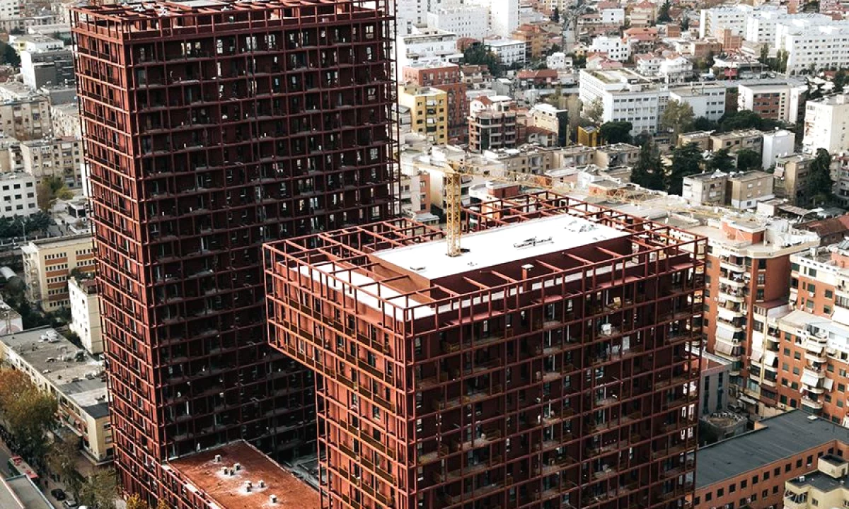 Garden Building :21 Dhjetori, Jepet me qera ambient epr zyra 2+1+2 (150m2)!