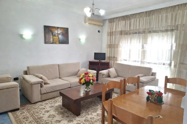 Prane Stacionit te Trenit, jepet me qera apartament 2+1 i arreduar!