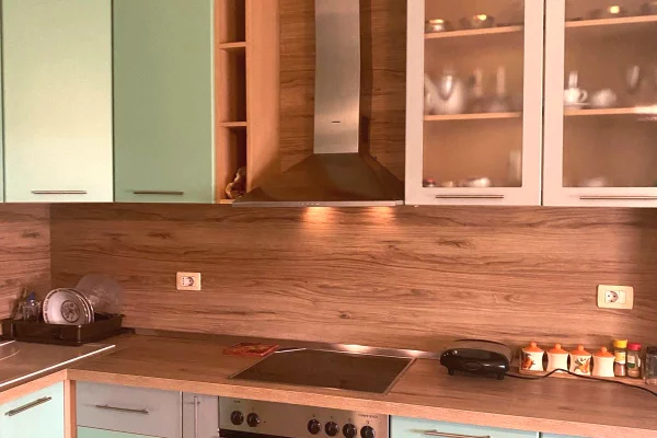 Perballe delijorgjit , jepet me qera apartament 1+1.