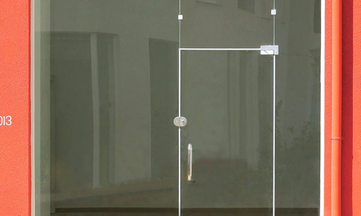 Komuna e Parisit, jepet me qera ambient biznesi. 