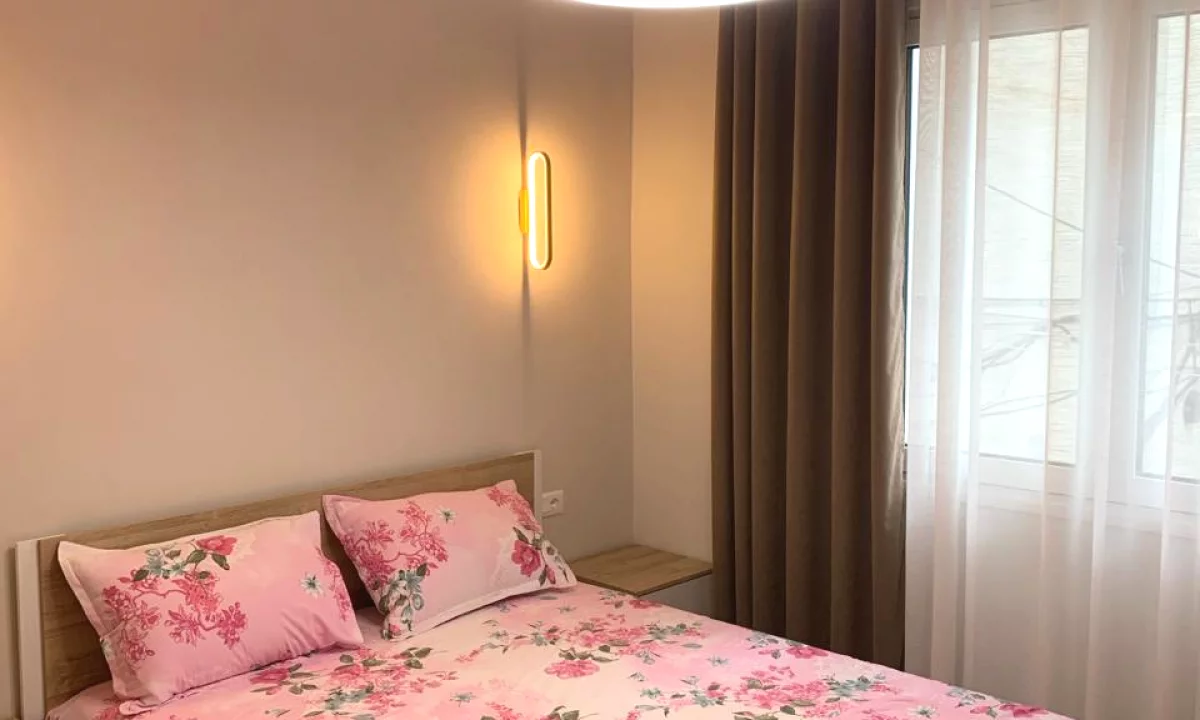 Shtepi ne shitje Apartament ne Tirane, 1+1, Mobilimi E mobiluar, Pagesa 160,000  Euro.