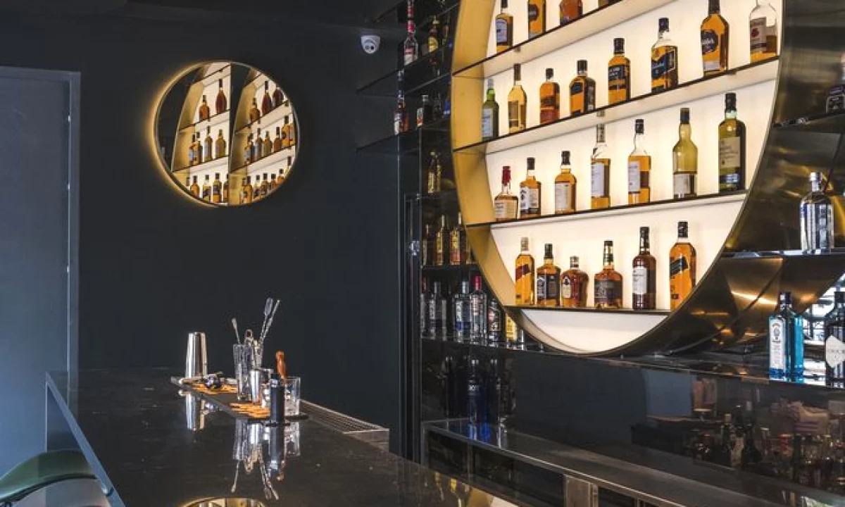 Myslym Shyri, Shitet Ambienti 140m2 (ne pune si Bar-Lounge)