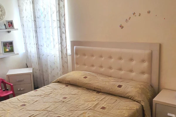 -Rruga e Durresit, Jepet me qera apartament 1+1.