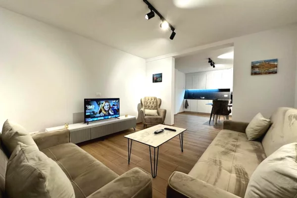 Shtepi me qera 2+1 ne Tirane - 1,200 Euro