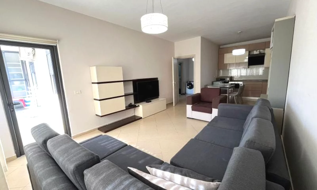Shtepi ne shitje Apartament ne Tirane, 2+1, Mobilimi E mobiluar, Pagesa 700  Euro.