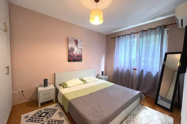 Rruga e Durresit, jepet apartament 1+1 me qera!