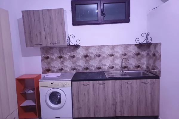 Shtepi me qera Shtepi Private ne Tirane, Garsoniere, Mobilimi E mobiluar, Pagesa 250  Euro.