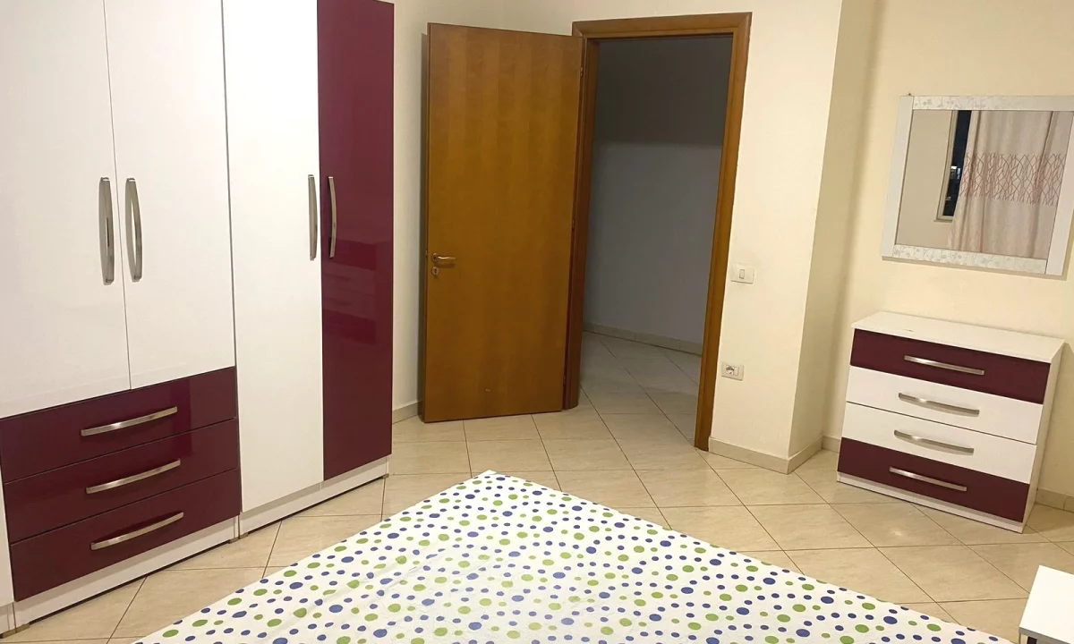 Shtepi me qera Apartament ne Tirane, 3+1, Mobilimi E mobiluar, Pagesa 550  Euro.