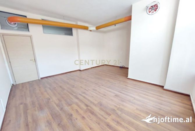 Ambient Komercial per shitje tek Kazazi, Durres !