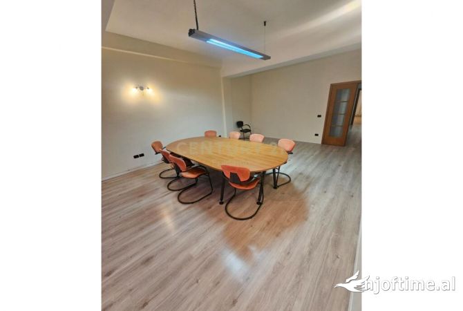 Ambient biznesi ne shitje 3+1 ne Durres - 390,600 Euro