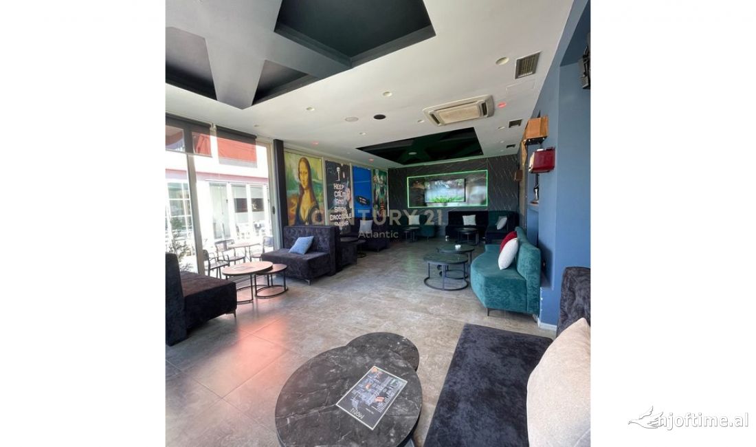 Shitet Bar Lounge tek lulishtja afer Stacionit te Trenit Durres! 350,000 Euro