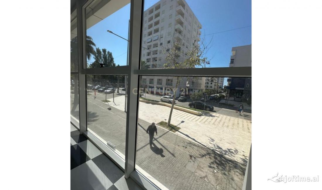 Ambient komercial per Qira ne rruge kryesore ne plazh Hekurudha !