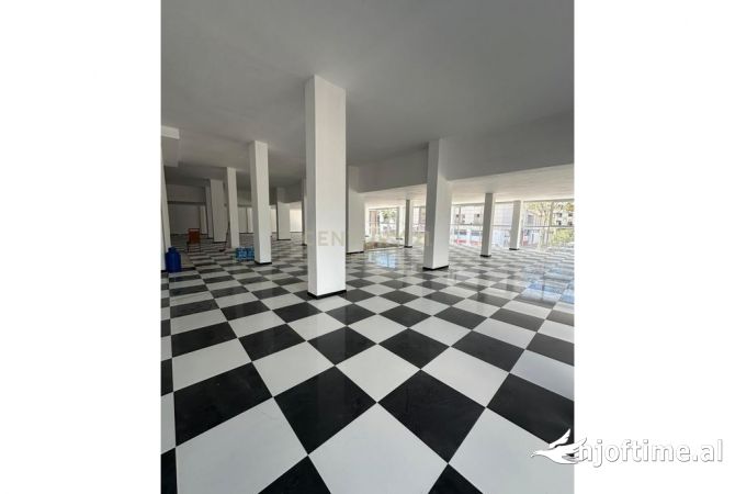 Ambient komercial per Qira ne rruge kryesore ne plazh Hekurudha !