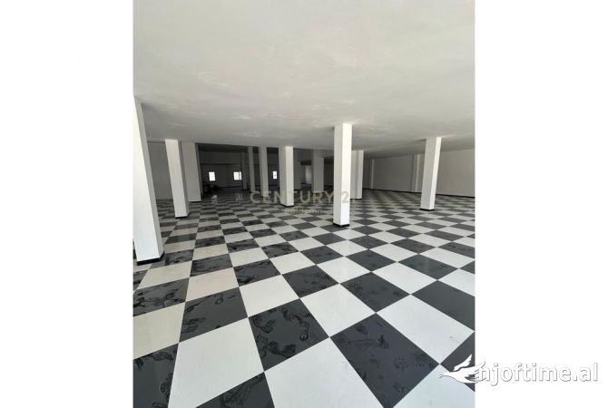 Ambient komercial per Qira ne rruge kryesore ne plazh Hekurudha !