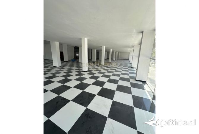 Ambient komercial per Qira ne rruge kryesore ne plazh Hekurudha !