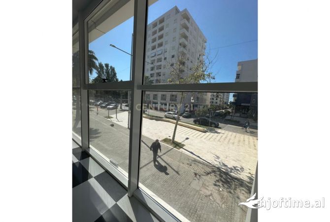 Ambient komercial për Qira ne rruge kryesore ne plazh Hekurudha !