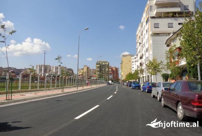 Ambiente Commerciale in Vendita 5+1 a Tirana - 2,000,000 Euro