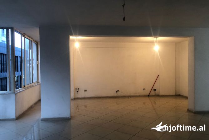 Ambiente Commerciale in Affitto 3+1 a Tirana - 400 Euro