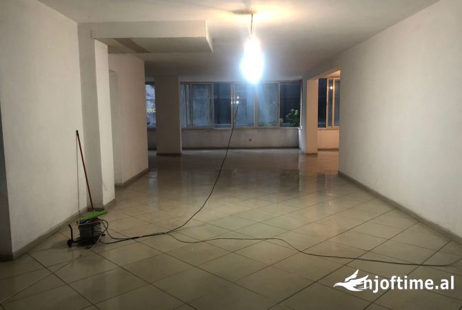 Ambiente Commerciale in Affitto 3+1 a Tirana - 400 Euro