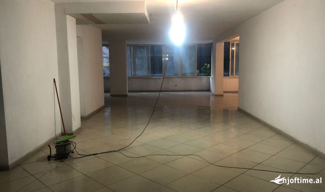 Jepet me qera  ambjent biznesi,Rruga Ibrahim Rugova