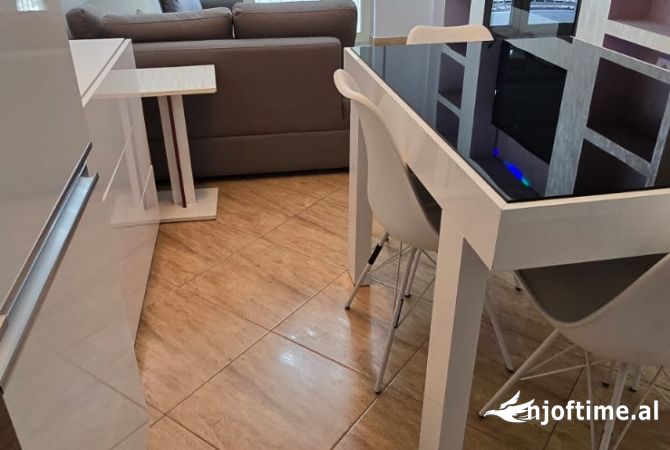 Shtepi ne shitje Apartament ne Tirane, 1+1, Mobilimi E mobiluar, Pagesa 135,000  Euro.